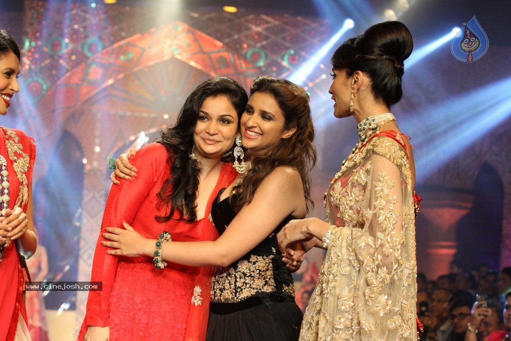 Bolly Celebs Walks the Ramp at IIJW 2014 - 85 / 152 photos