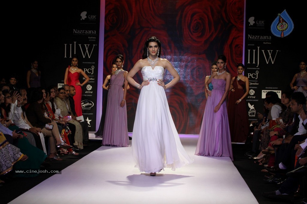 Bolly Celebs Walks the Ramp at IIJW 2014 - 92 / 152 photos