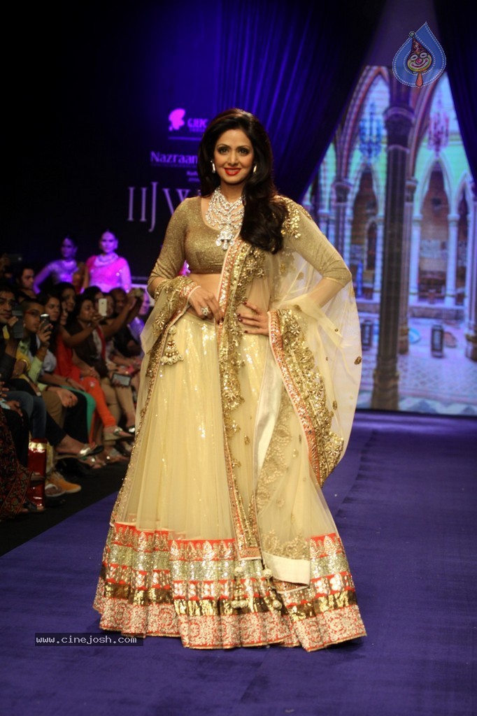Bolly Celebs Walks the Ramp at IIJW 2014 - 97 / 152 photos