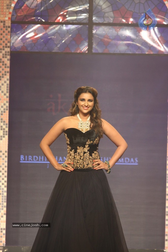 Bolly Celebs Walks the Ramp at IIJW 2014 - 101 / 152 photos