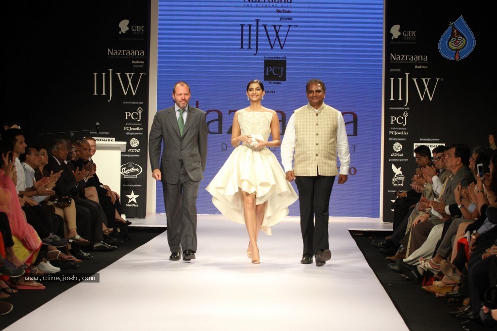 Bolly Celebs Walks the Ramp at IIJW 2014 - 144 / 152 photos