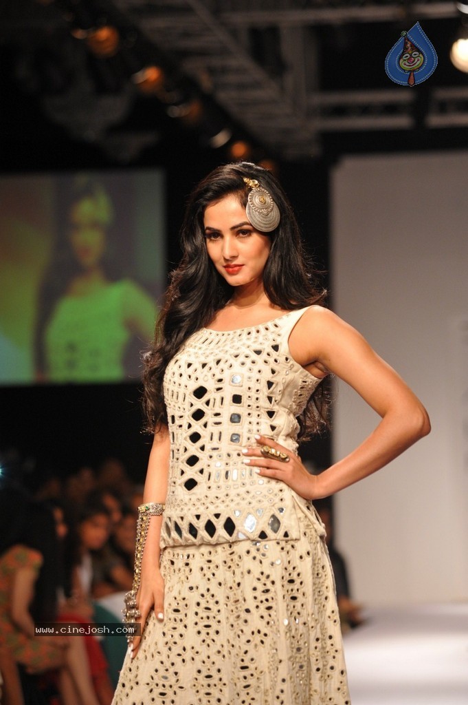 Hot Bolly Celebs Walks the Ramp at LFW 2014 - 13 / 187 photos