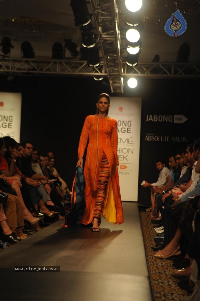 Hot Bolly Celebs Walks the Ramp at LFW 2014 - 132 / 187 photos
