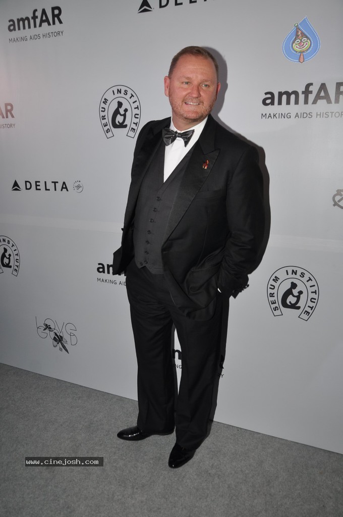 Hot Celebs at AMFAR Fund Raising Event - 27 / 38 photos