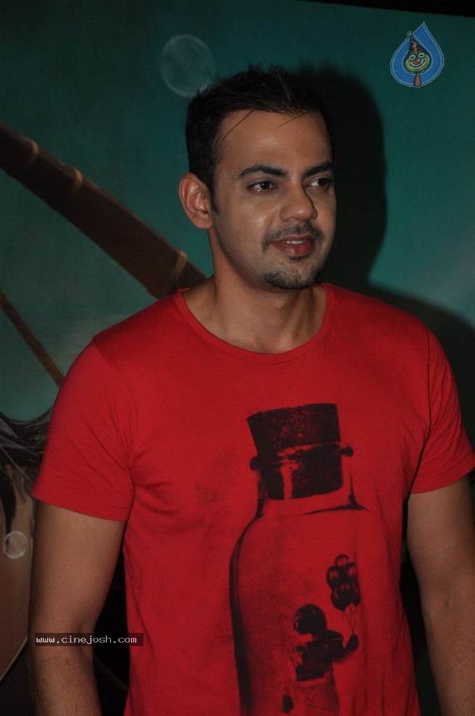 Hot Celebs at Arjun Movie Premiere - 32 / 36 photos