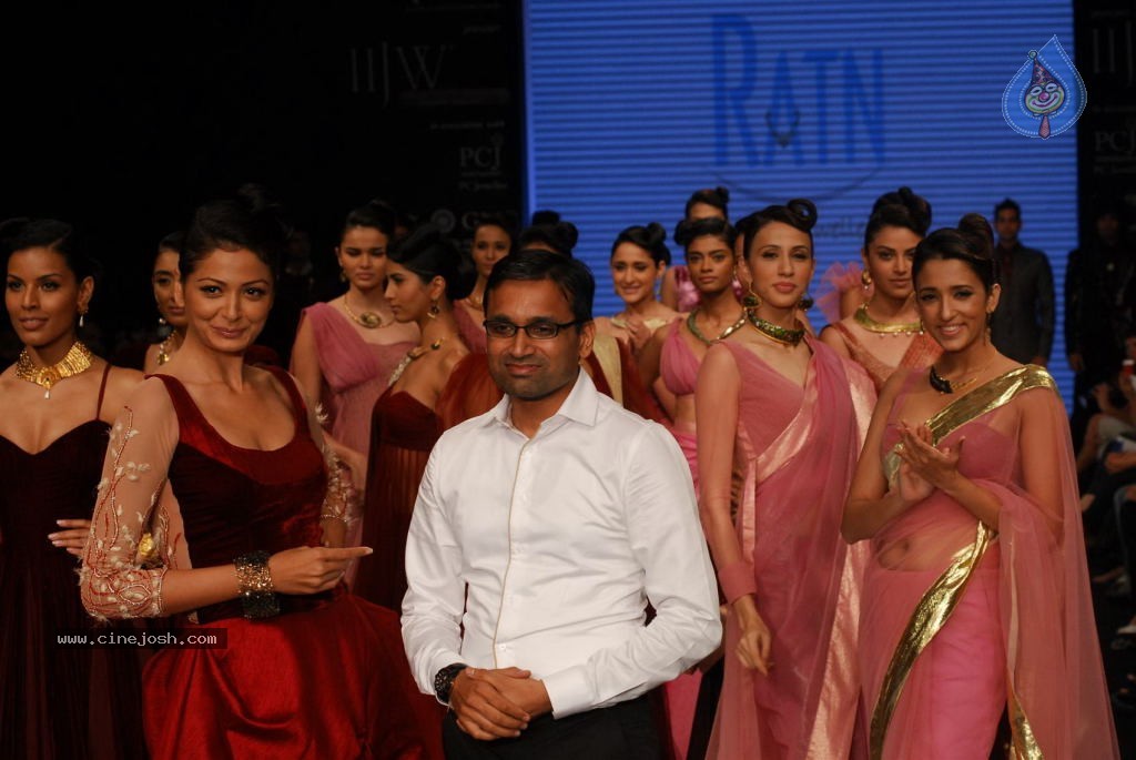 Hot Celebs at IIJW 2012 Show - 36 / 238 photos