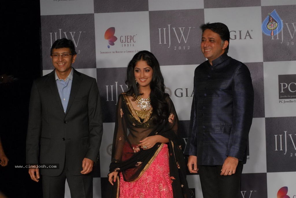 Hot Celebs at IIJW 2012 Show - 39 / 238 photos