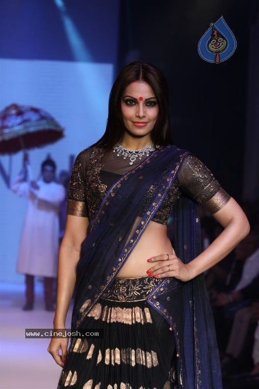 Hot Celebs at IIJW 2012 Show - 46 / 238 photos