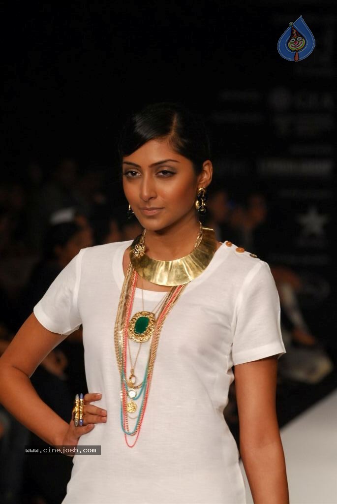 Hot Celebs at IIJW 2012 Show - 52 / 238 photos