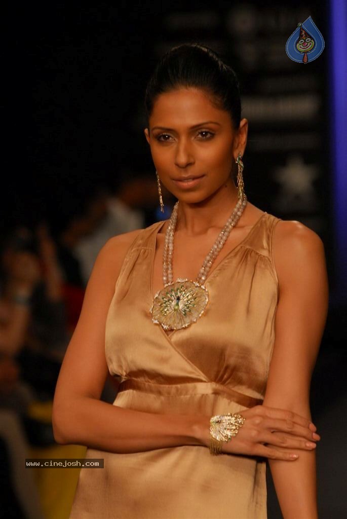 Hot Celebs at IIJW 2012 Show - 56 / 238 photos