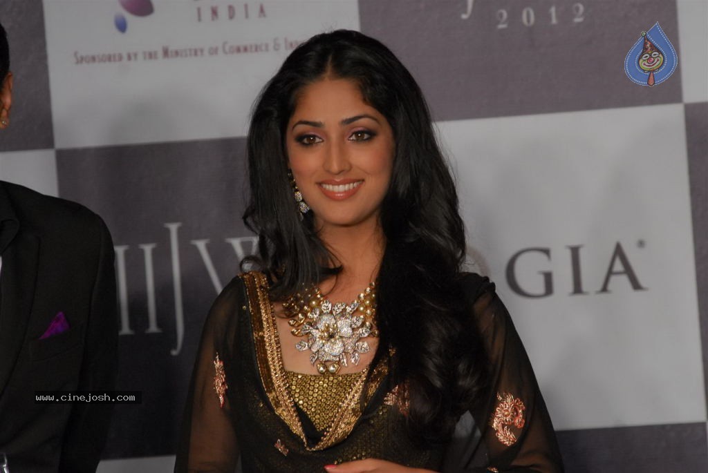 Hot Celebs at IIJW 2012 Show - 59 / 238 photos
