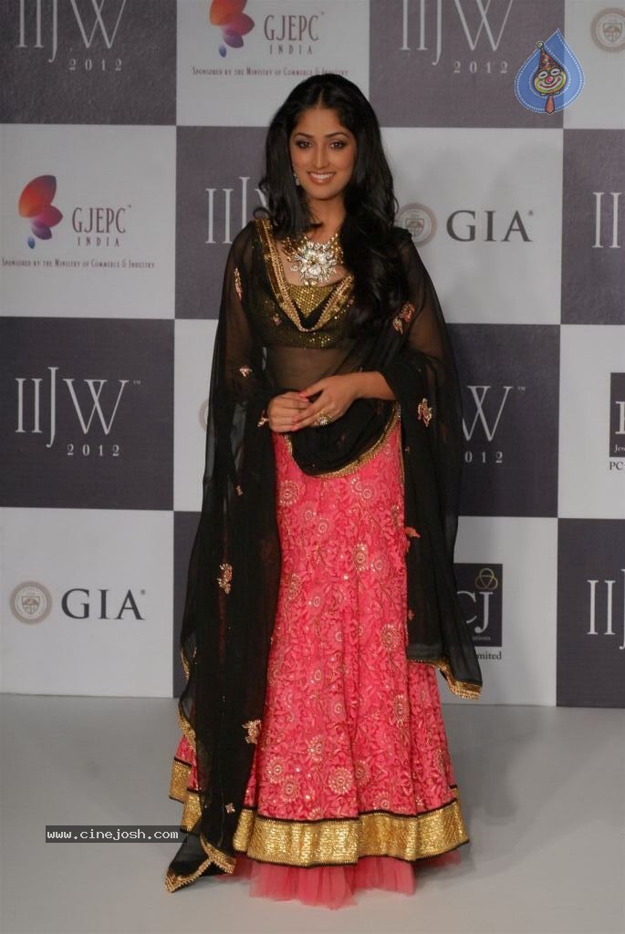 Hot Celebs at IIJW 2012 Show - 62 / 238 photos