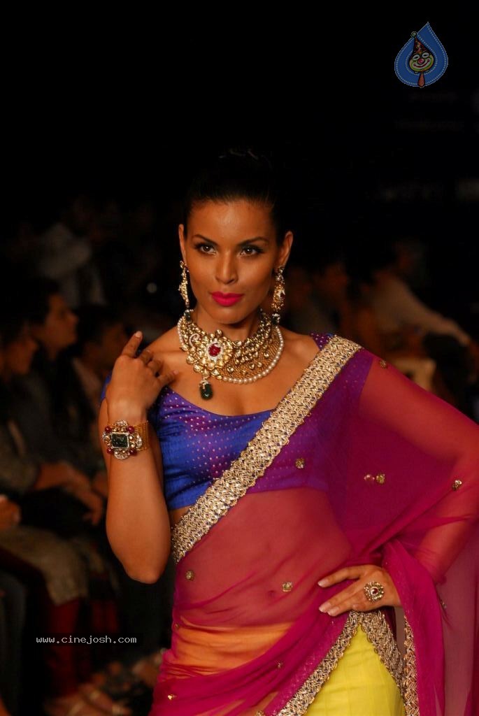 Hot Celebs at IIJW 2012 Show - 81 / 238 photos