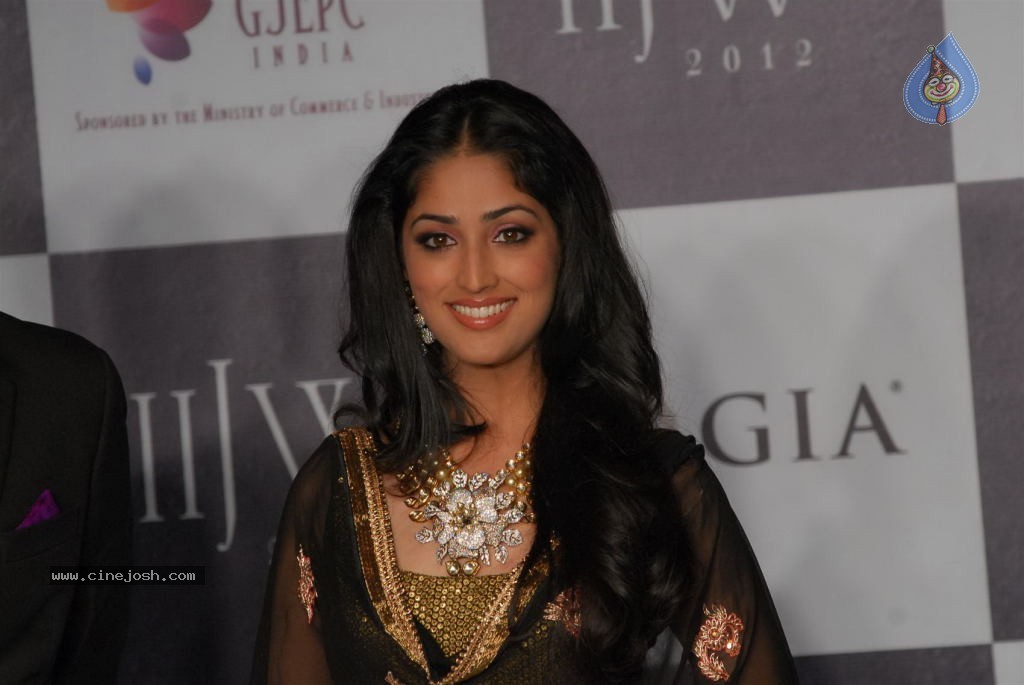 Hot Celebs at IIJW 2012 Show - 90 / 238 photos