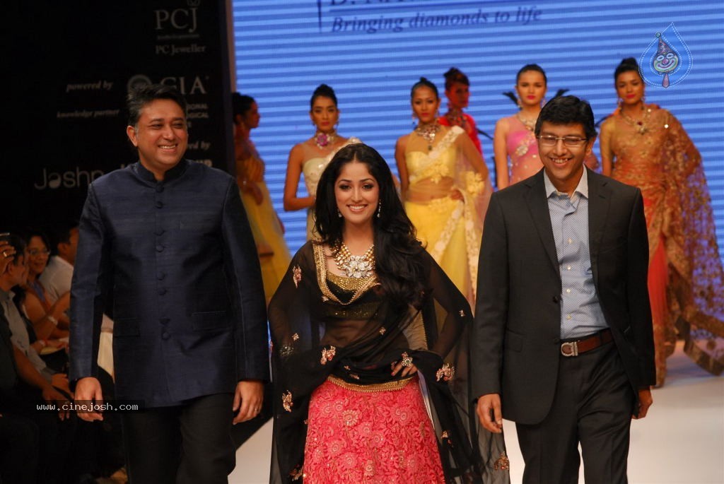 Hot Celebs at IIJW 2012 Show - 92 / 238 photos