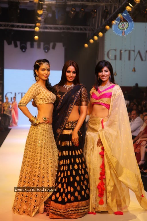 Hot Celebs at IIJW 2012 Show - 93 / 238 photos