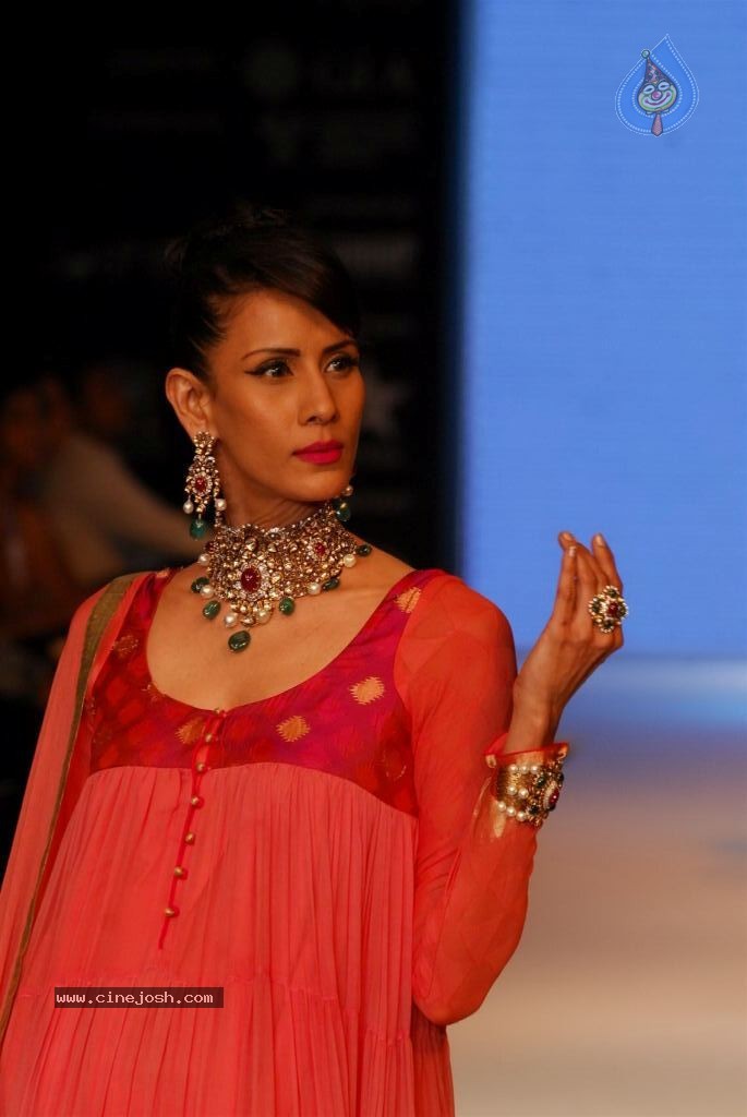 Hot Celebs at IIJW 2012 Show - 116 / 238 photos