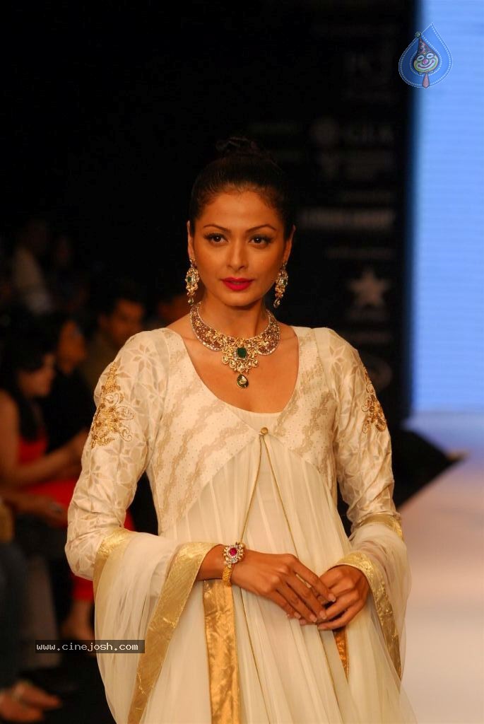 Hot Celebs at IIJW 2012 Show - 119 / 238 photos