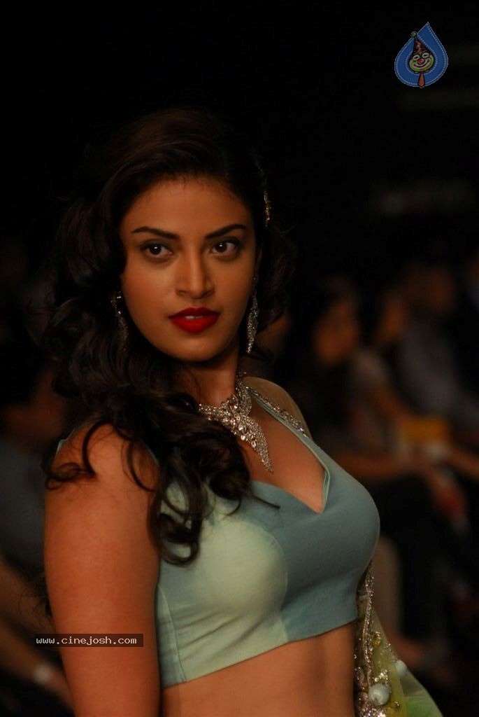 Hot Celebs at IIJW 2012 Show - 121 / 238 photos