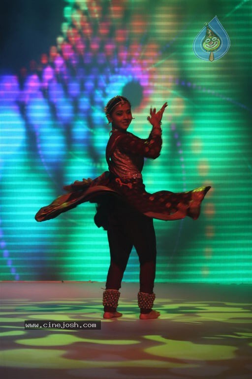 Hot Celebs at IIJW 2012 Show - 123 / 238 photos