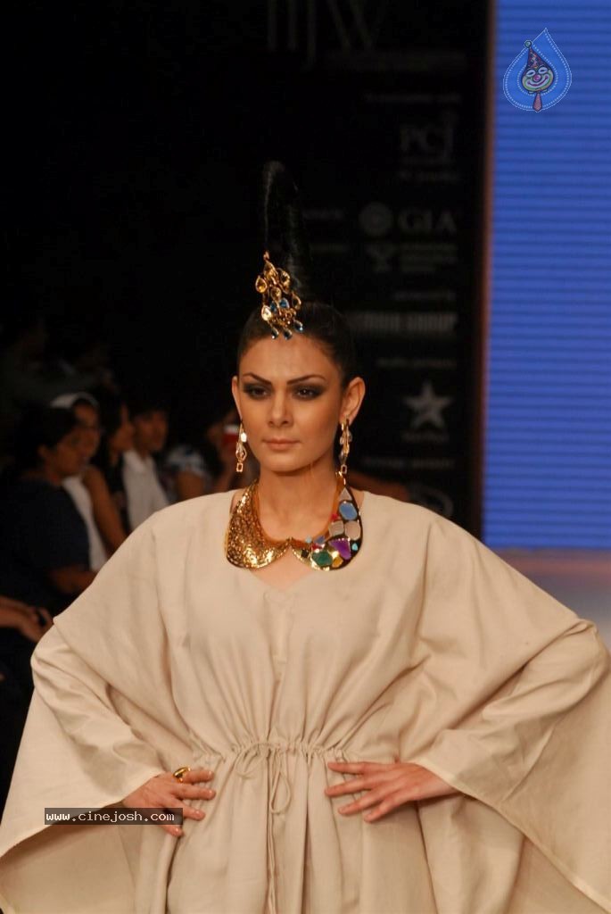 Hot Celebs at IIJW 2012 Show - 126 / 238 photos