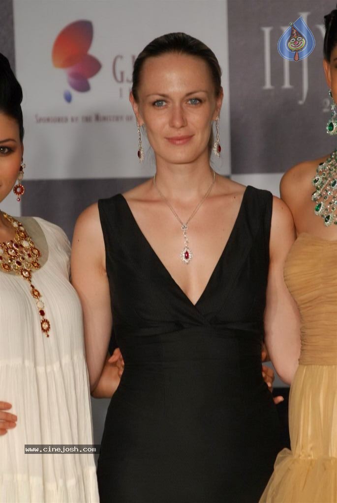 Hot Celebs at IIJW 2012 Show - 154 / 238 photos