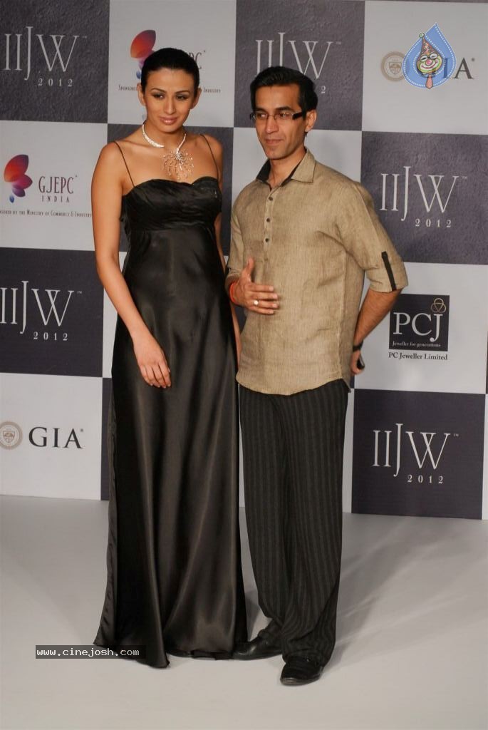 Hot Celebs at IIJW 2012 Show - 157 / 238 photos
