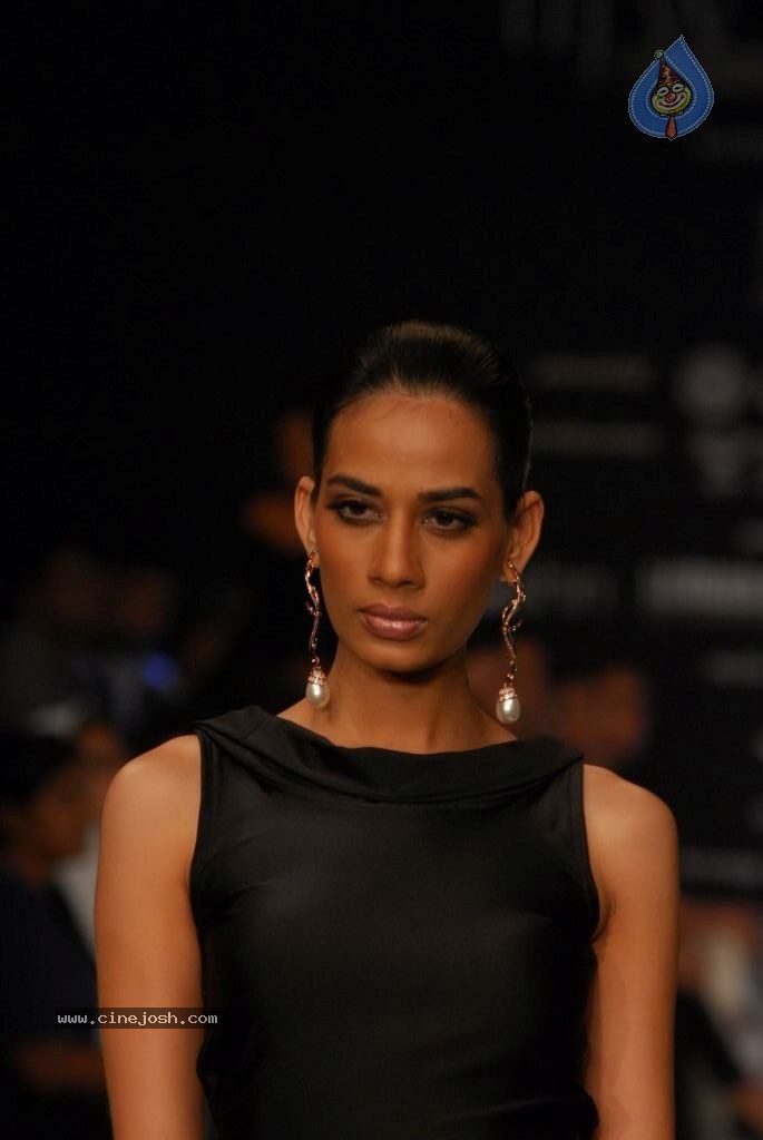 Hot Celebs at IIJW 2012 Show - 172 / 238 photos