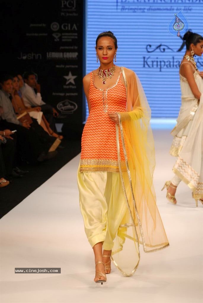 Hot Celebs at IIJW 2012 Show - 190 / 238 photos