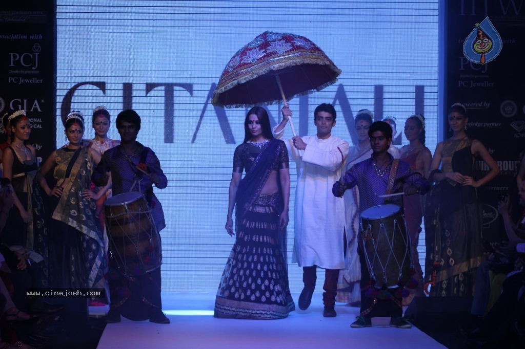 Hot Celebs at IIJW 2012 Show - 192 / 238 photos