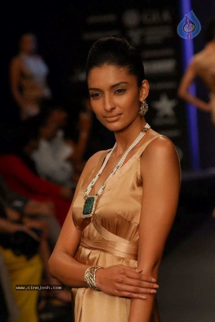 Hot Celebs at IIJW 2012 Show - 193 / 238 photos