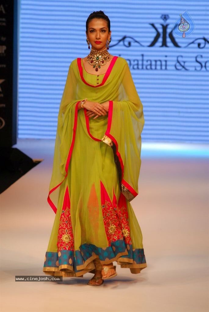 Hot Celebs at IIJW 2012 Show - 238 / 238 photos