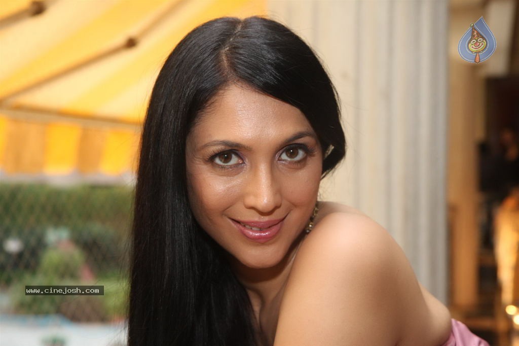 Hot Celebs at Janleva 555 Premiere - 44 / 44 photos