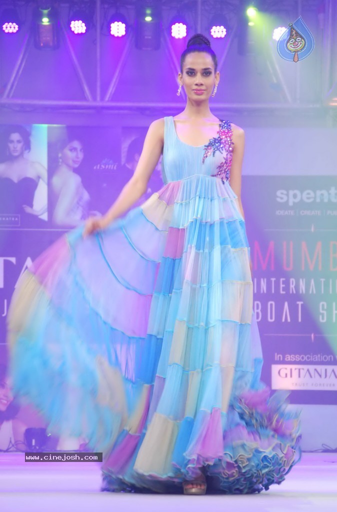Hot Fashion Show at Gitanjali Boat Show - 100 / 101 photos