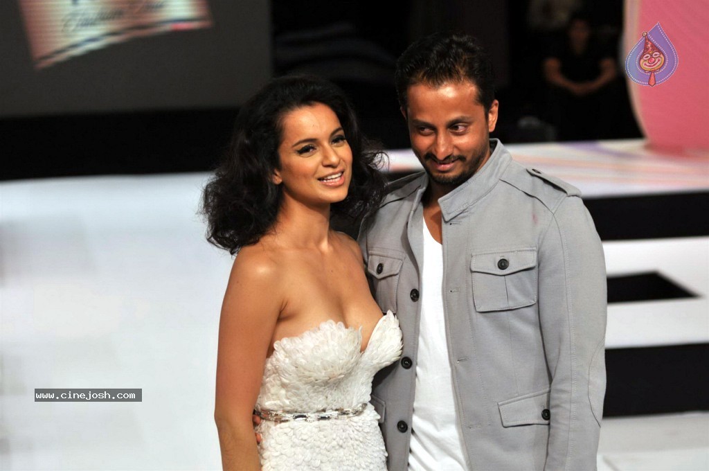 Hot Kangana Ranaut at BPFT 2012 - 17 / 38 photos