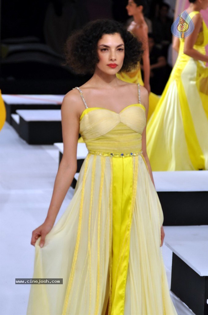 Hot Kangana Ranaut at BPFT 2012 - 21 / 38 photos