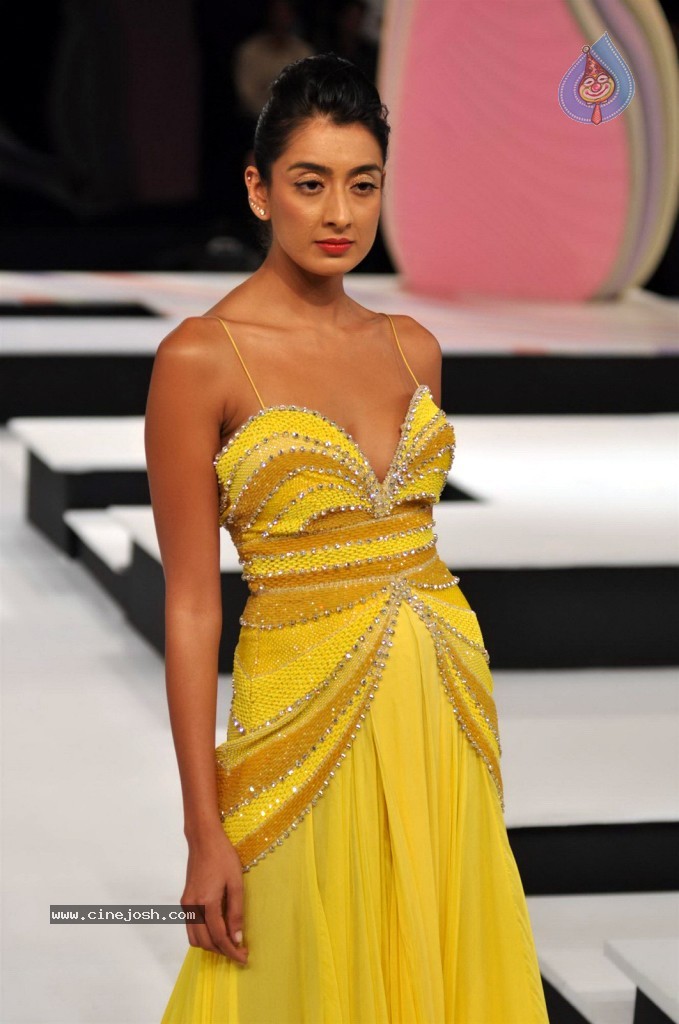 Hot Kangana Ranaut at BPFT 2012 - 26 / 38 photos