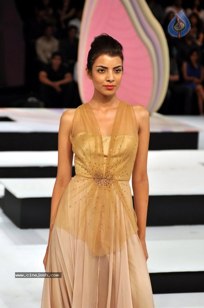 Hot Kangana Ranaut at BPFT 2012 - 28 / 38 photos