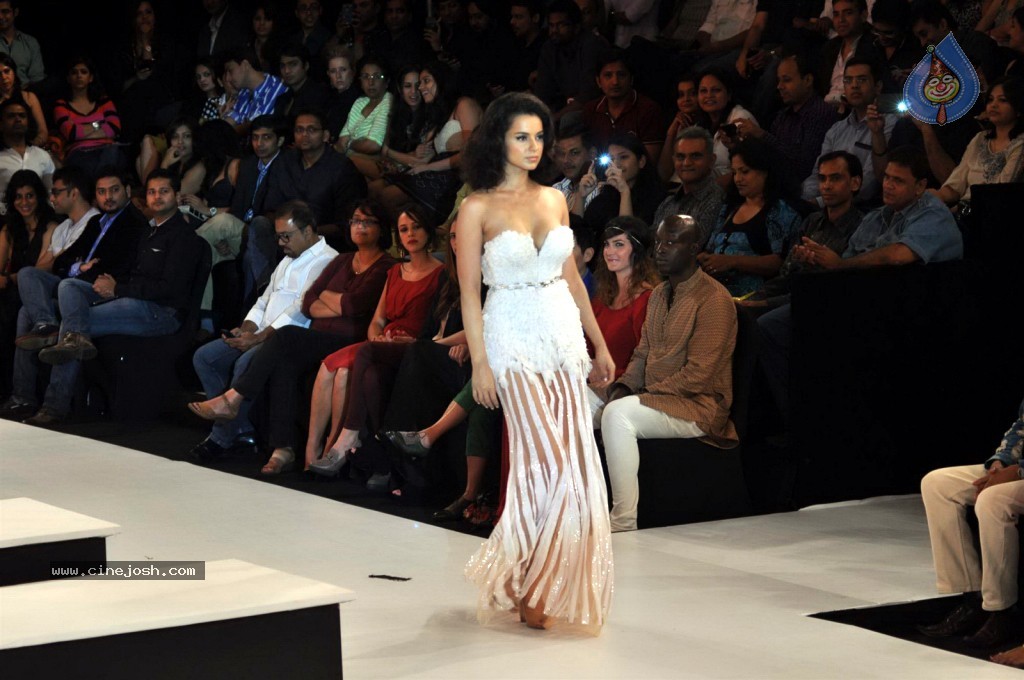 Hot Kangana Ranaut at BPFT 2012 - 29 / 38 photos