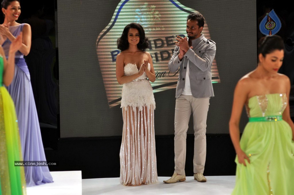 Hot Kangana Ranaut at BPFT 2012 - 33 / 38 photos