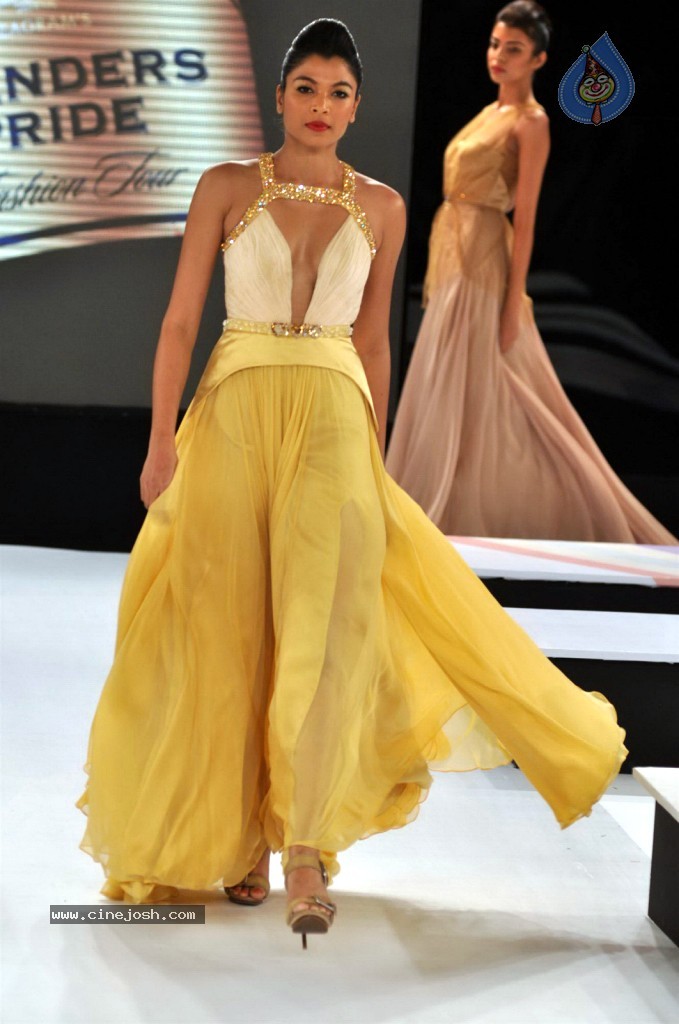 Hot Kangana Ranaut at BPFT 2012 - 35 / 38 photos