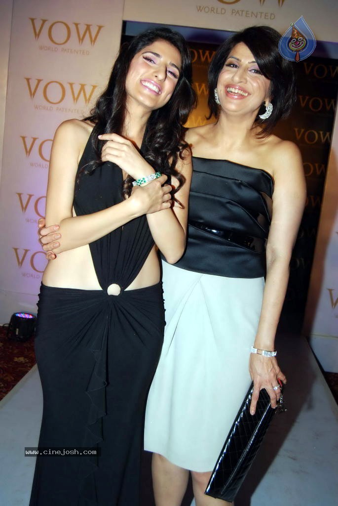 Hot Models at Varuna D Jani Collection Launch - 11 / 39 photos