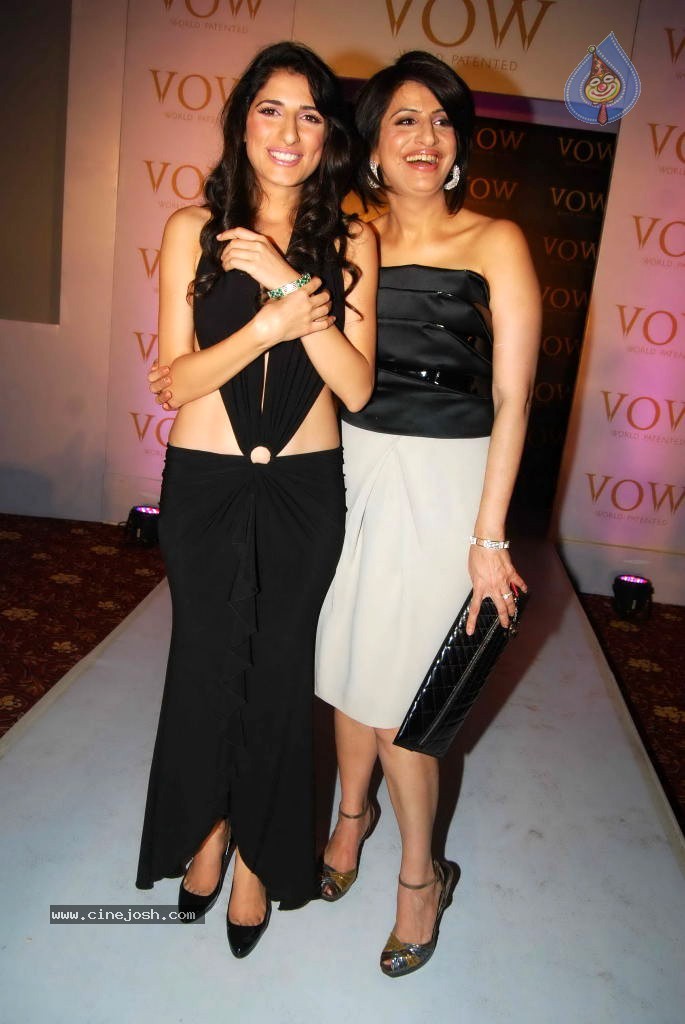 Hot Models at Varuna D Jani Collection Launch - 20 / 39 photos