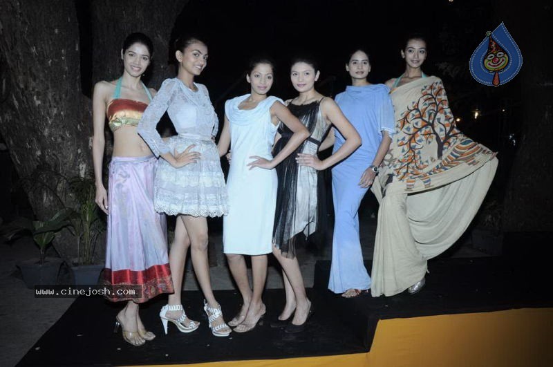 Hot Models at Wendell Rodericks Show - 17 / 57 photos