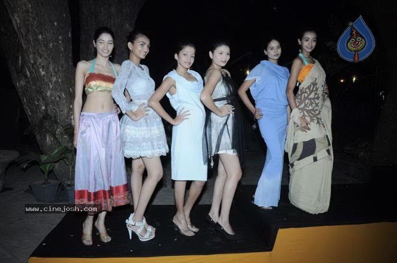 Hot Models at Wendell Rodericks Show - 23 / 57 photos