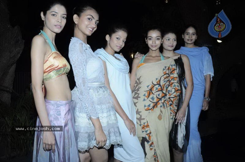 Hot Models at Wendell Rodericks Show - 25 / 57 photos