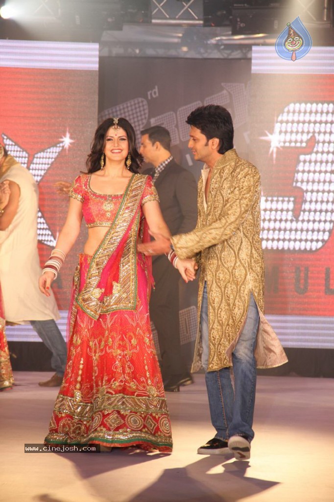 Housefull 2 Stars Rock the Ramp  - 8 / 31 photos