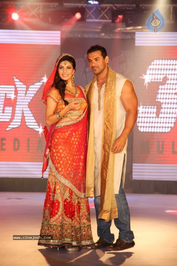 Housefull 2 Stars Rock the Ramp  - 15 / 31 photos