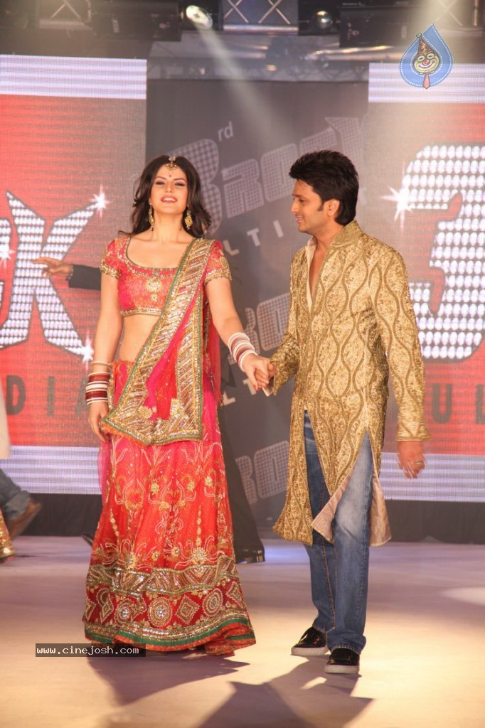 Housefull 2 Stars Rock the Ramp  - 22 / 31 photos