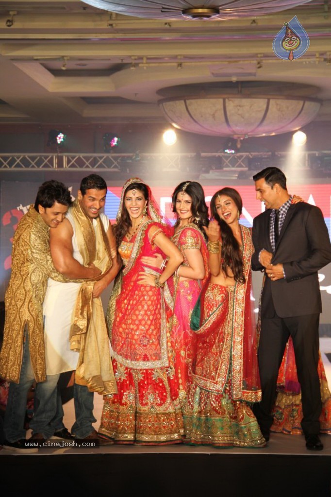 Housefull 2 Stars Rock the Ramp  - 28 / 31 photos